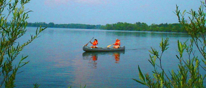 2 people canoeing